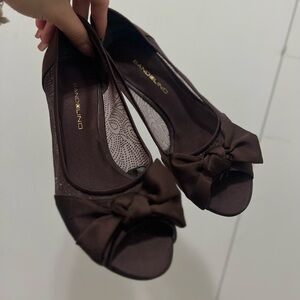 Bandolino Women's Dark Sparkly Brown Bow Heels